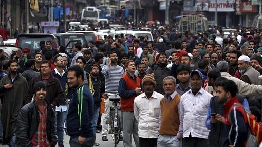 Una multitud en la calle en Islamabad