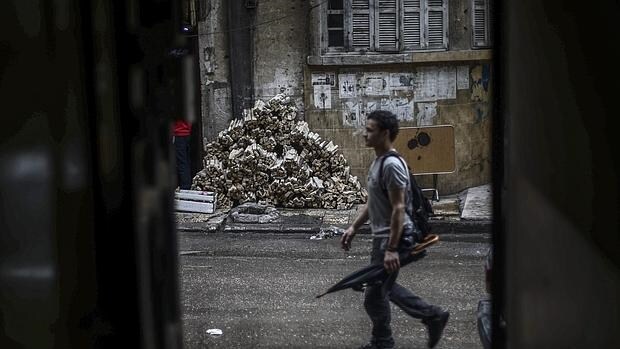 Un hombre armado camina en Douma, un área de Damasco tomada por rebeldes