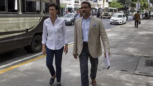Antonieta Mendoza, madre del opositor Leopoldo López, junto al abogado Juan Carlos Gutiérrez