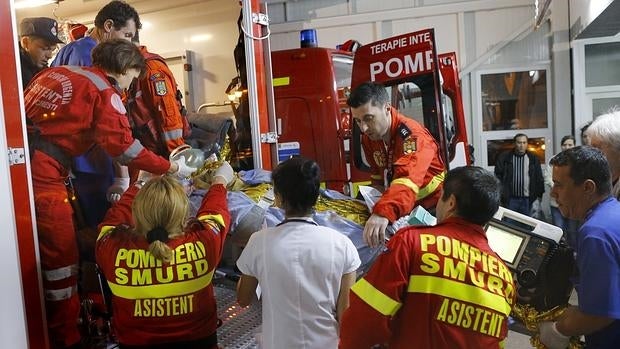 Los servicios de emergencias atienden a las víctimas