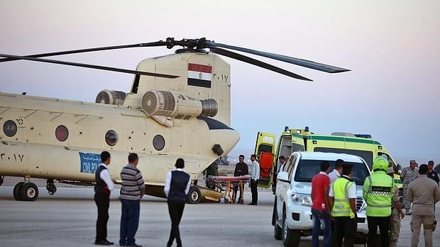 Tropas egipcias transportan víctimas del avión ruso siniestrado en la Península del Sinaí, en el aeropuerto de Suez, esta tarde