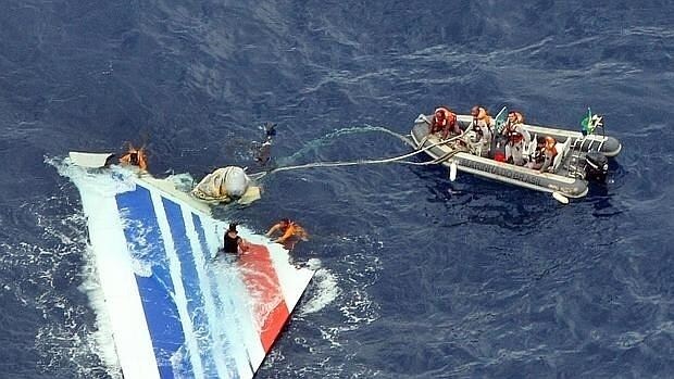 La Armada brasileña recupera restos del avión de Air France que se estrelló en el Atlántico en 2009