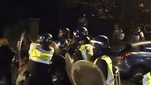 Batalla campal en Londres durante una fiesta ilegal de Halloween