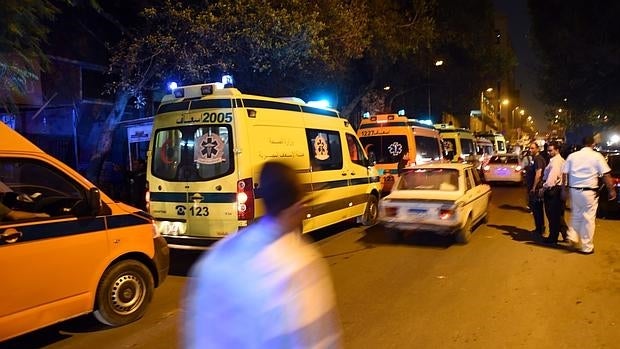 Las ambulancias trasladan los cuerpso de las víctimas