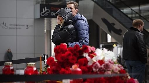 Flores en el aeropuerto de Pulkovo II, en San Petersburgo, ayer