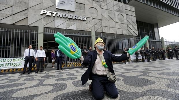 Un empleado de Petrobras, con una máscara del expresidente Lula Da Silva, en una protesta frente a instalaciones de la compañía