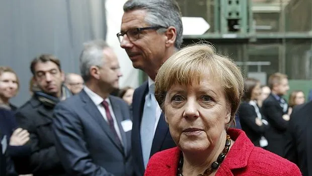 El presidente de la Federación de Industria de Alemania, Ulrich Grillo, y la canciller Angela Merkel, ayer en Berlín