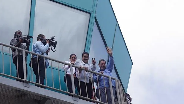 Fotografía cedida por Prensa de Miraflores del presidente de Venezuela, Nicolás Maduro (c-i), junto al primer ministro de San Vicente y Las Granadinas, Ralph Gonsalves (c-d)