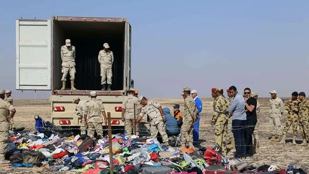 Maletas del avión ruso que explotó a la altura de la penínsila del Sinaí