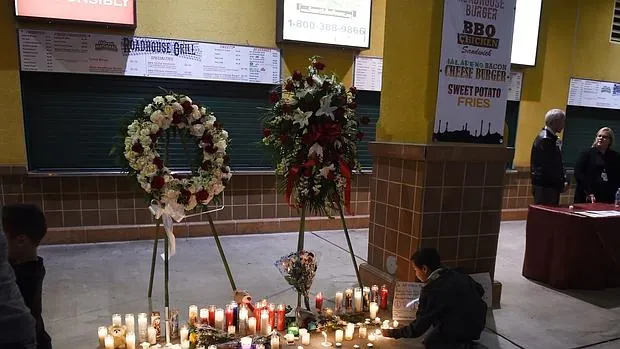 Un residente de San Bernardino enciende velas en recuerdo de las víctimas de la matanza