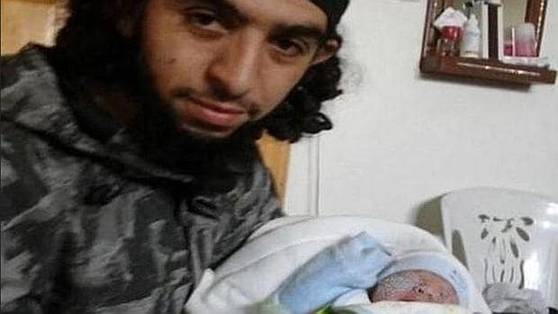 El yihadista Mohamed Hamaduch, «Kokito Castillejos», posa con su hijo, fruto de su unión con la ceutí Assia Ahmed
