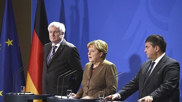 Merkel con sus socios de la gran coalición, Seehorf y Gabriel, anuncian el acuerdo sobre refugiados