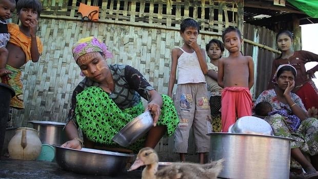 Algunos de los refugiados Rohingya en uno de los campos en los que están confinados