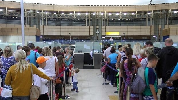 Turistas en el aeropuerto de Sharm el Sheij (Egipto)