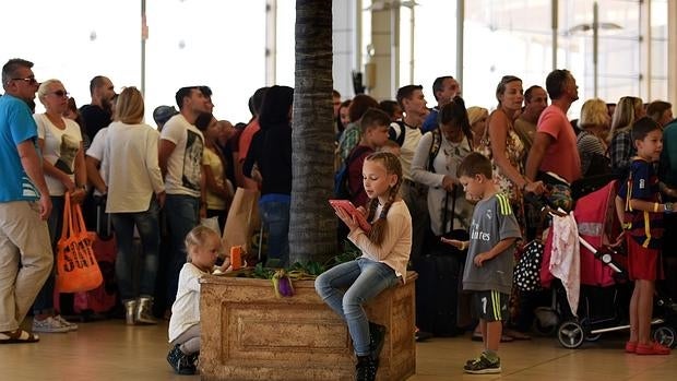 Largas colas de turistas en el aeropuerto de Sharm el Sheij (Egipto)