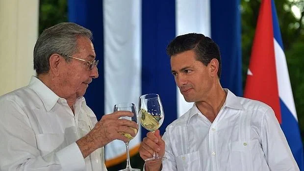 El presidente de México Enrique Peña Nieto (d) y su homólogo cubano, Raúl Castro (i)