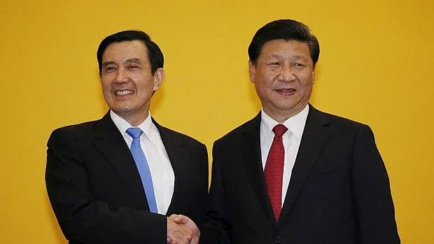 El presidente chino Xi Jinping saluda a su homólogotaiwanés Ma Ying-jeou