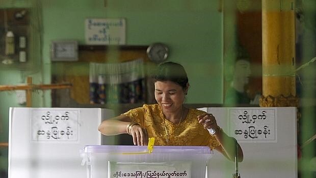 Una mujer vota en un colegio electoral birmano