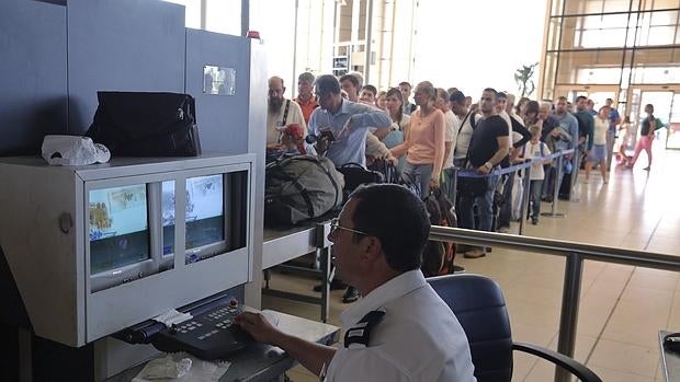 Larga cola de turistas junto al control de seguridad del aeropuerto de Sharm el Sheij