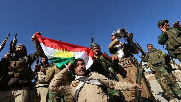 Milicianos kurdos despliegan su bandera tras liberar la ciudad de Sinjar