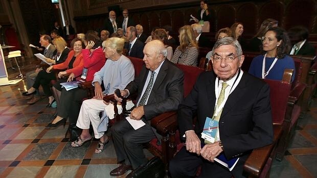 Los Nobel de la Paz Óscar Arias Sánchez (d), Frederik Willem de Klerk (2d) y Betty Williams (3d), durante la XV Cumbre Mundial de premios Nobel que se ha inaugurado hoy en Barcelona