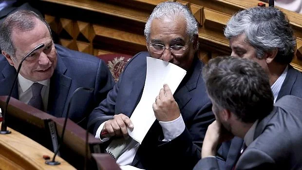 El secreatrio general del Partido Socialista portugués, Antonio Costa (centro), asiste a una sesión parlamentaria el pasado 10 de noviembre