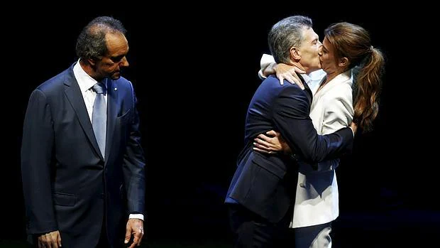 Macri besa a su esposa, Juliana, delante de Scioli tras el debate presidencial