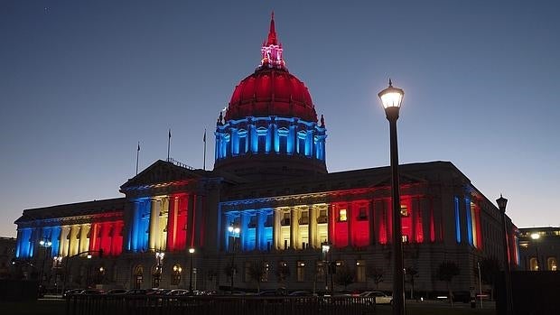 El ayuntamiento de San Francisco, iluminado con la bandera francesa