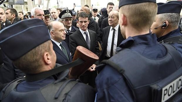 El "premier" francés, Manuel Valls, en el centro, habla con gendarmes ayer en París