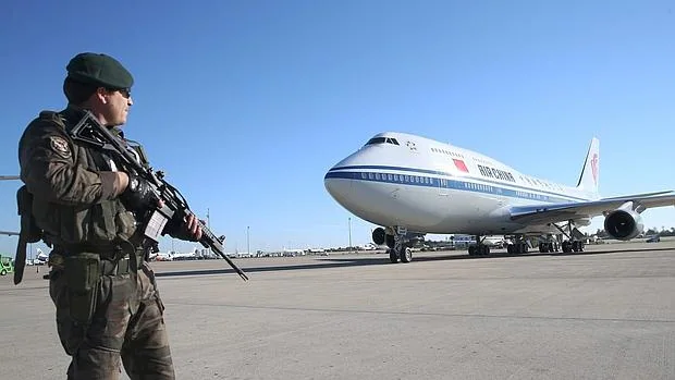 Un militar vigila el avión presidencial del presidente chino, Xi Jinping , al aeropuerto de Antalya (Turquía)