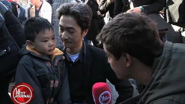 Angel Le y su hijo, durante la entrevista con Le Petit Journal