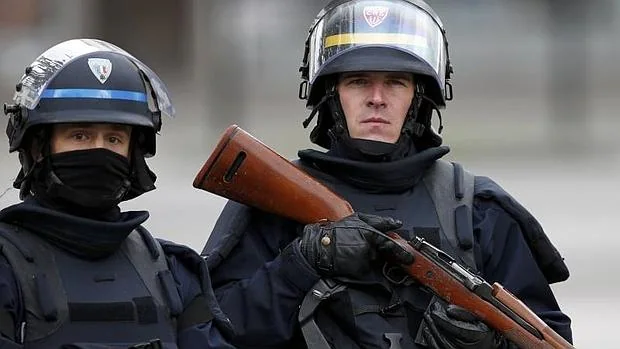 Un policía francés desplegado en Saint-Denis, donde vive un auténtico estado de excepción