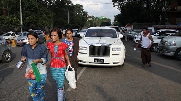 Por las calles de Rangún ya circula algún Rolls-Royce, algo impensable hace pocos años