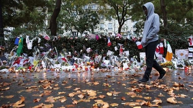 Un joven camina cerca de la Sala Bataclan donde murieron 89 personas que asistían a un concierto de hard rock