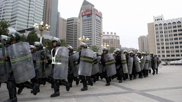 Policías chinos actúan en una mina de Xinjiang