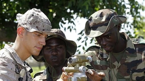 Un soldado español enseñando al ejército de Malí