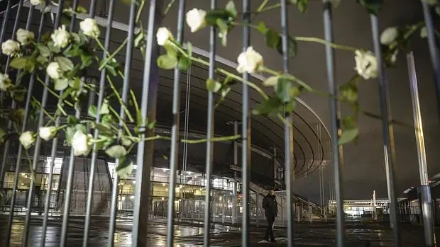 Vista de las flores depositadas en el Estadio de Francia en homenaje a las víctimas de los atentados perpetrados por el Estado Islámico