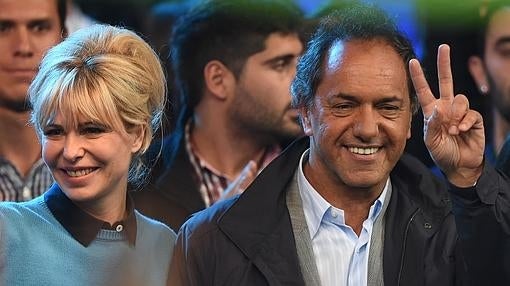 Daniel Scioli junto a su esposa, Karina Rabolini