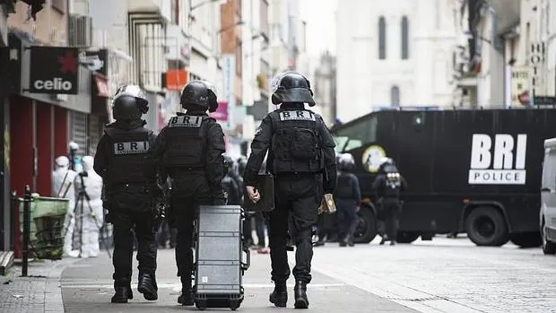 Imagen proporcionada por el ministerio del Interior francés que muestra a un médico del cuerpo de policía durante el asalto en Saint Denis