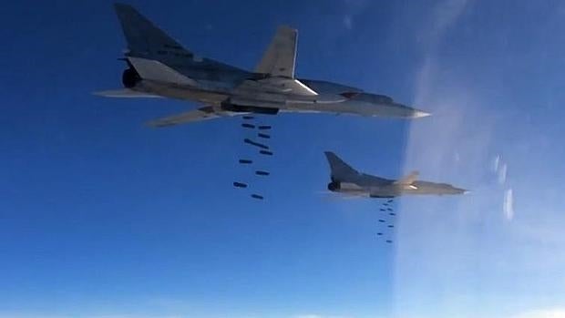 Fotograma de un vídeo facilitado por el ministerio ruso de Defensa que muestra a los aviones bombardeando Siria