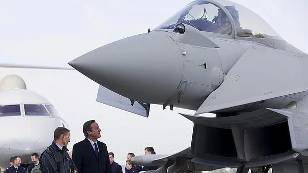 Cameron delante de un RAF Eurofighter Typhoon este lunes
