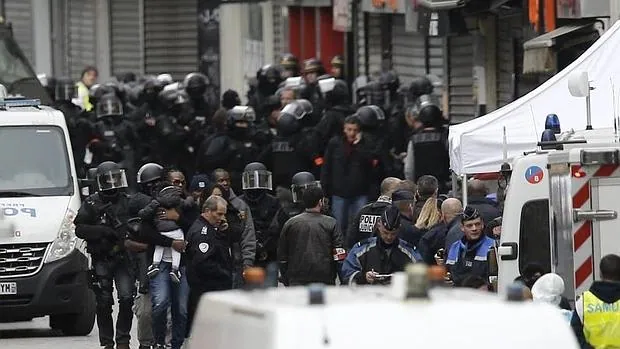 Familias son evacuadas por la policía durante la operación antiterrorista en Saint Denis cerca de París (Francia)