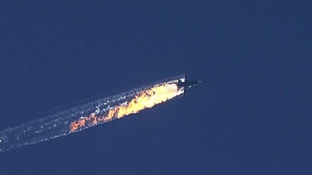 Captura de video facilitada por el canal de televisión HaberTurk que muestra un avión que deja una estela de fuego a medida que cae tras ser derribado cerca de la frontera entre Siria y Turquía