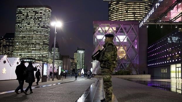 Fuertes medidas de seguridad ante el centro comercial Les Quatre Temps de La Défense