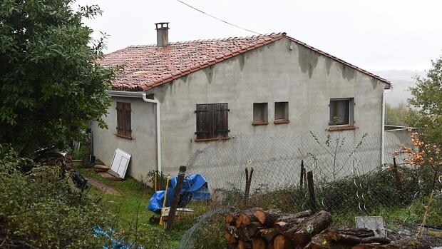 Vista de la vivienda de Olivier Corel, que fue registrada ayer por la policía francesa