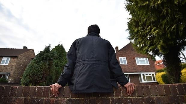 Un iraní que ha solicitado asilo en el Reino Unido, en una residencia temporal en Longford (oeste de Londres)