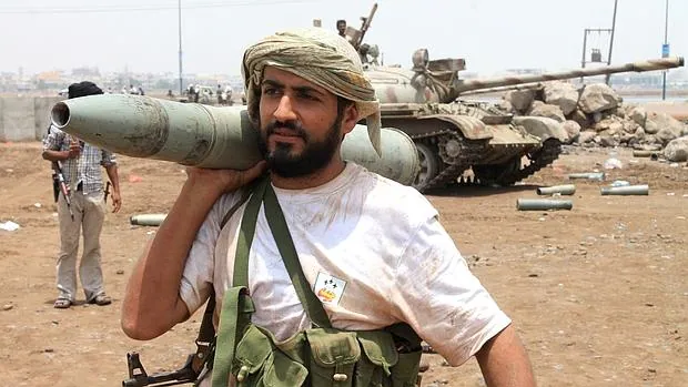 Un rebelde yemení con un proyectil de carro de combate cerca de Aden