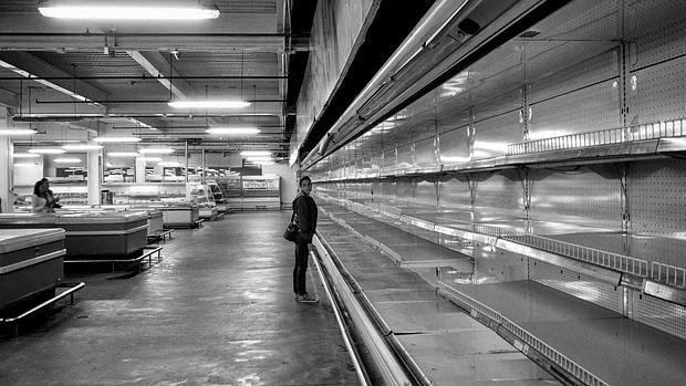 Una mujer haciendo la compra en el interior de uno de los principales supermercados de Caracas