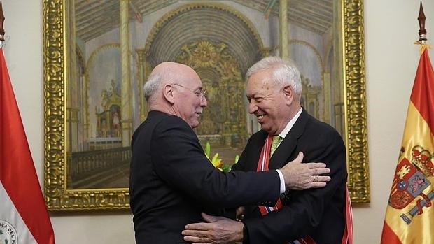 José Manuel García Margallo (d), tras recibir de manos de su homólogo paraguayo, Eladio Loizaga, la medalla al Mérito de Mando en un acto celebrado ayer en Asunción