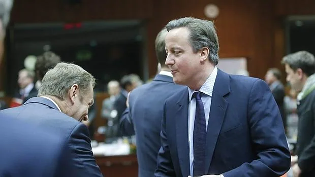 El presidente Donald Tusk y el primer ministro británico, David Cameron se dan la mano en el inicio de la cumbre celebrada en Bruselas, Bélgica para lidiar con la crisis de los refugiados
